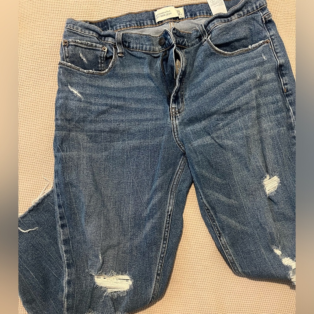 Abercrombie & Fitch, size 18. Loose fit in legs, cropped